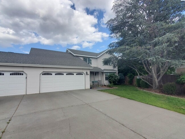 Building Photo - Pet friendly, avail July 1