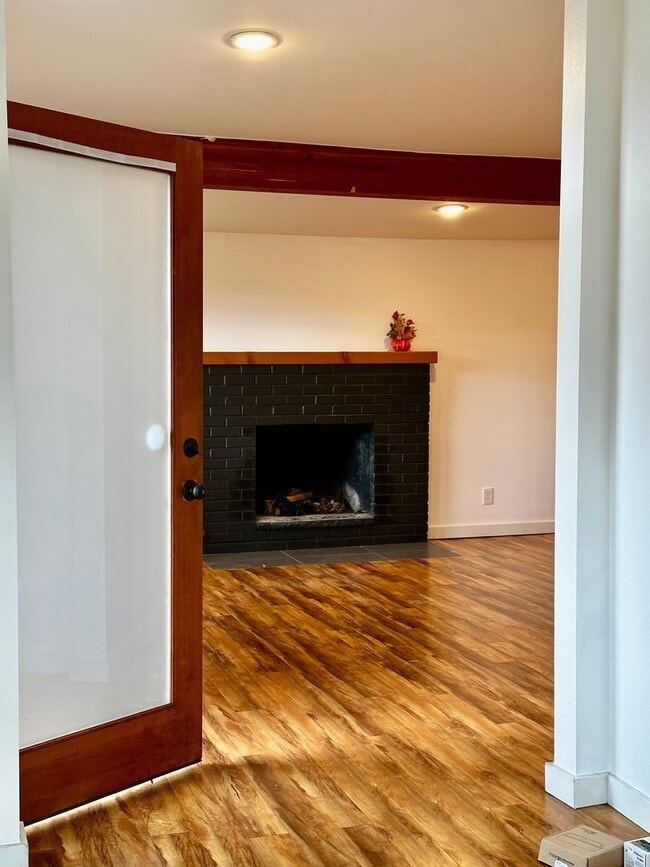 Building Photo - Stylish 4-Bed, 3-Bath Home in South Seattle