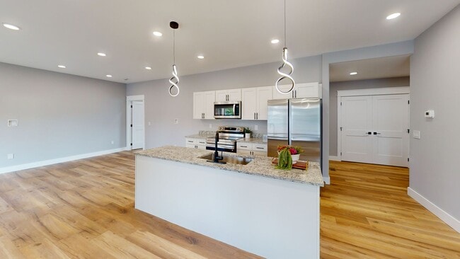 Building Photo - 1209 Hedge Ave