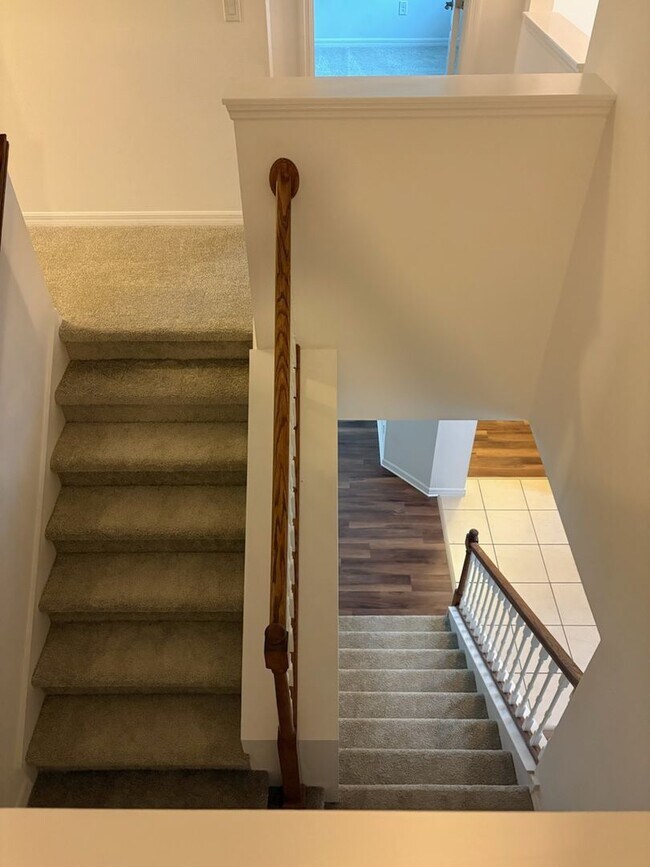 Building Photo - IMMEDIATE OCCUPANCY !!! LARGE// 5 Bedroom ...
