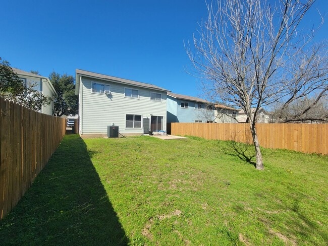 Building Photo - 4 Bed / 2 Bath Home in Great South Austin Location