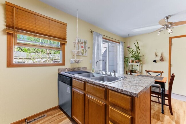 Building Photo - Classic 3 Bedroom 2 Bathroom in Fort Collins Ranch in an Incredible Location!