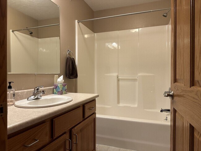 Building Photo - Spacious 3 Bed / 3 Bath Duplex in Sanborn, IA