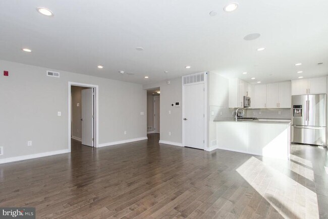Building Photo - 720 S Sartain St