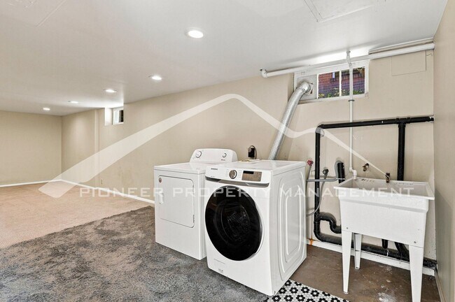 Building Photo - Spacious Home with Central AC and Washer/Dryer