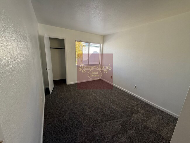 Building Photo - Move in special - 2 bedroom townhome in Sp...