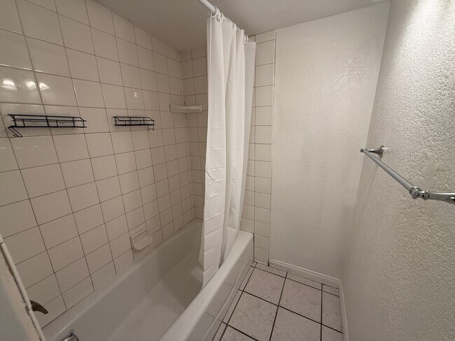 Building Photo - Huge 7 bed 3 bath house on Adobe  (Lease o...