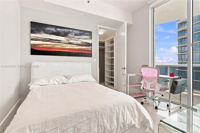 Building Photo - 15811 Collins Ave