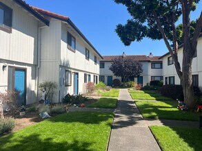Building Photo - Newly renovated Townhome Grove Heights 1.5...