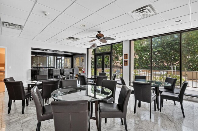 Building Photo - 1021 Hillsboro Mile