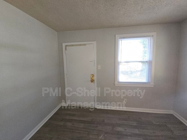 Building Photo - 210 N Pinewood Ln