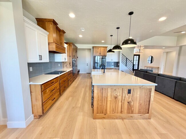 Building Photo - Beautiful Modern 5 Bedroom Home!! Furnished or Unfurnished option!!