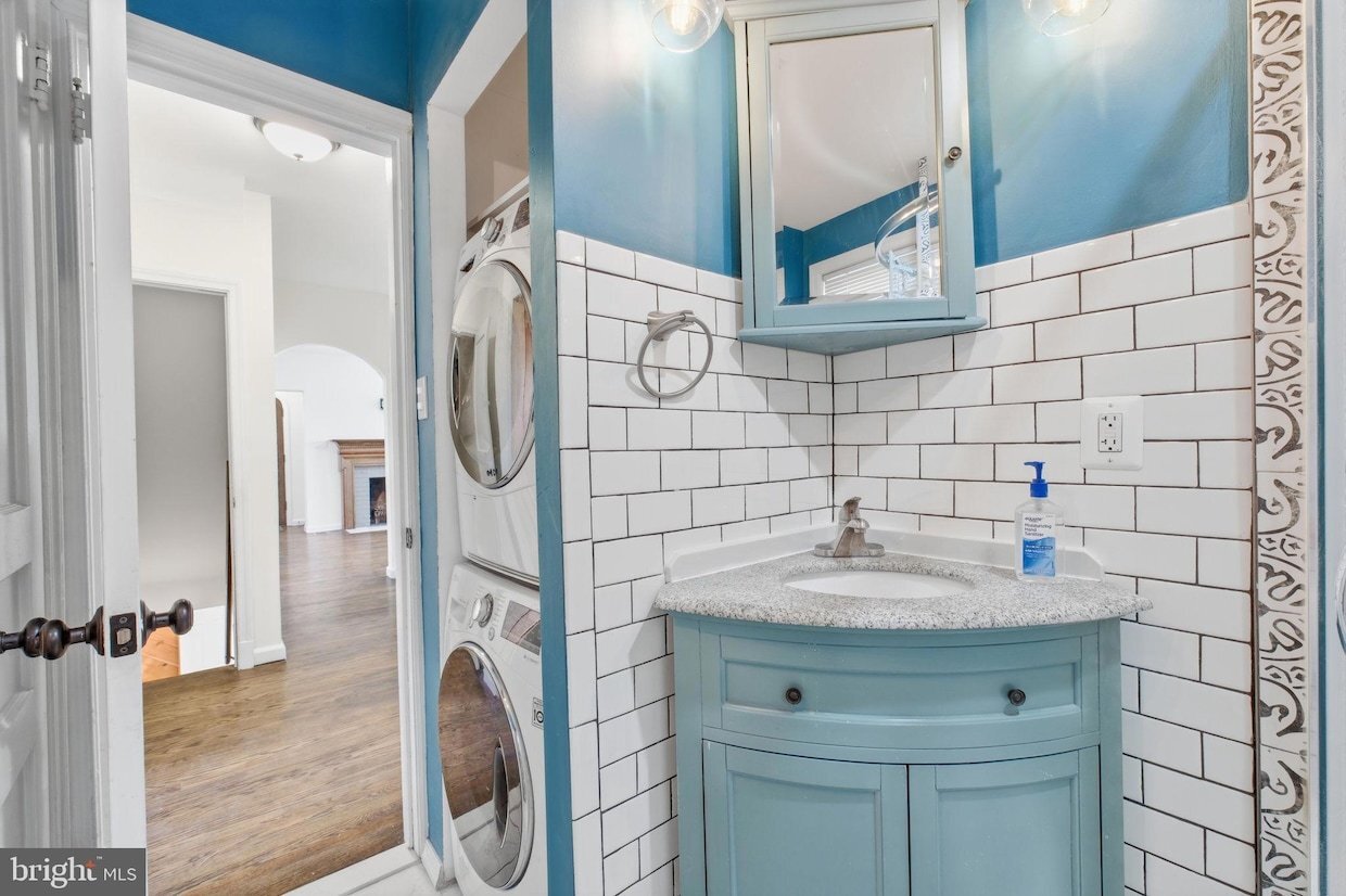 Building Photo - 3225 Chestnut St NE