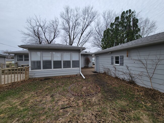 Building Photo - 2316 Royal Dr