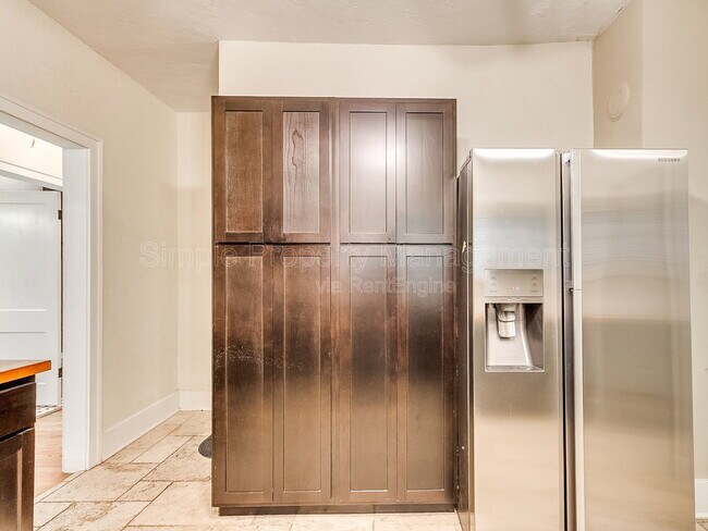 Building Photo - 2005 NW 18th St