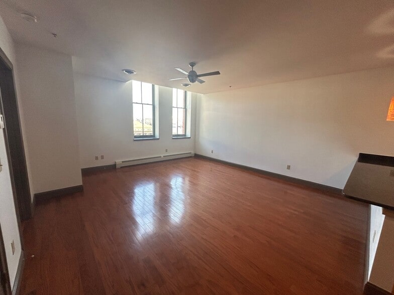 Building Photo - 537 Congress St