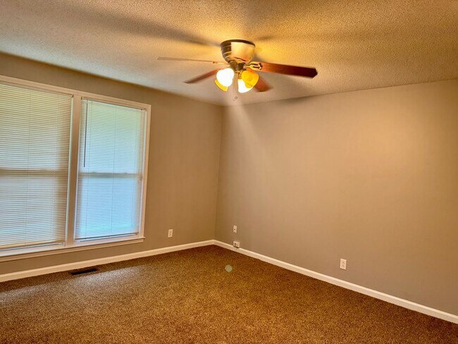 Building Photo - Exit 8! Rossview School. 4 Bed/2 Bath over 1700 Sq.ft!