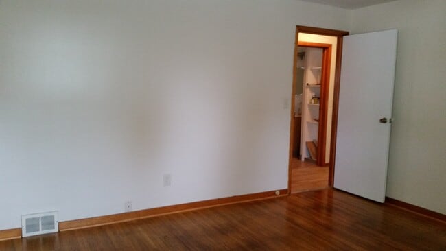 Building Photo - 10 Parkdale Dr