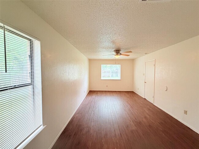 Building Photo - 10904 Meadgreen Ct