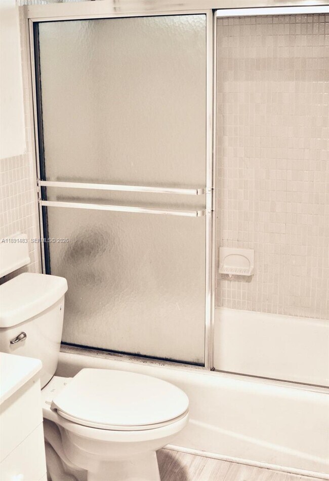 Building Photo - 2910 Point E Dr