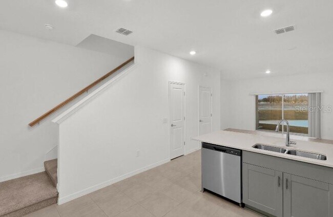 Building Photo - 2025 Viewfinder St