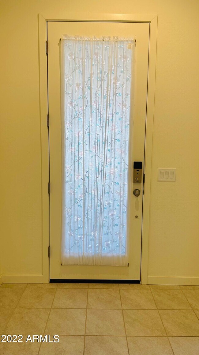 Building Photo - 943 E Paseo Way