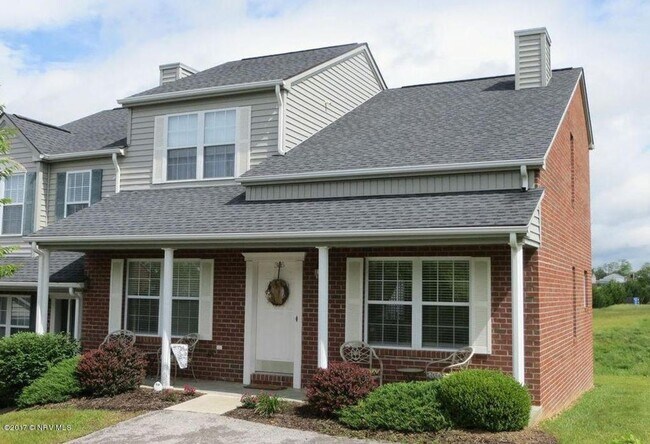 Primary Photo - 3 Bedroom 2 Bath Townhouse
