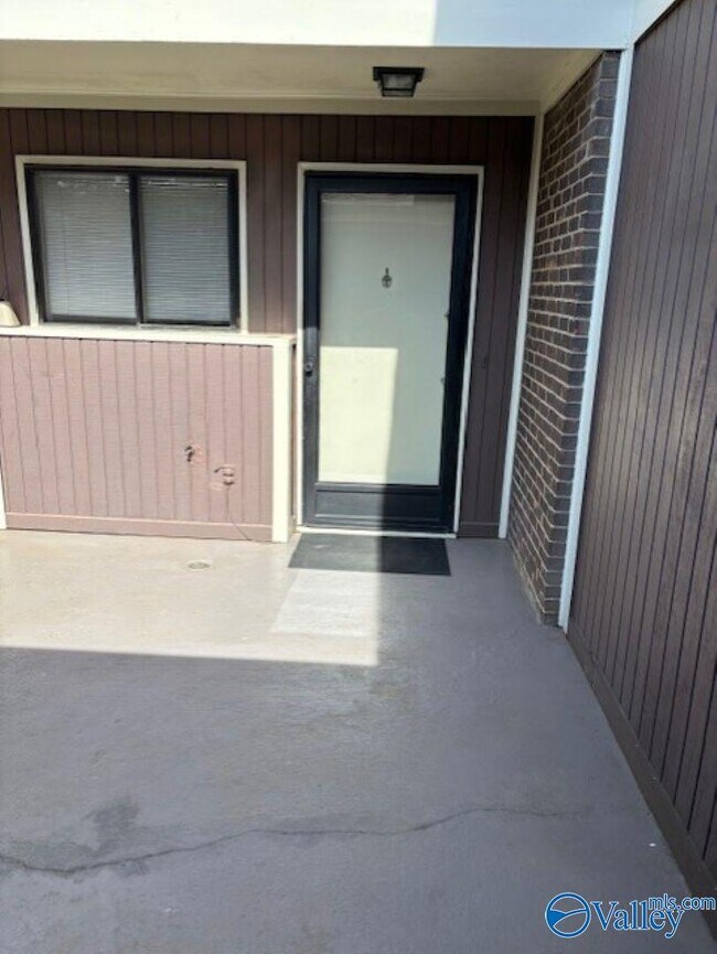 Primary Photo - 206 Springvale Cir