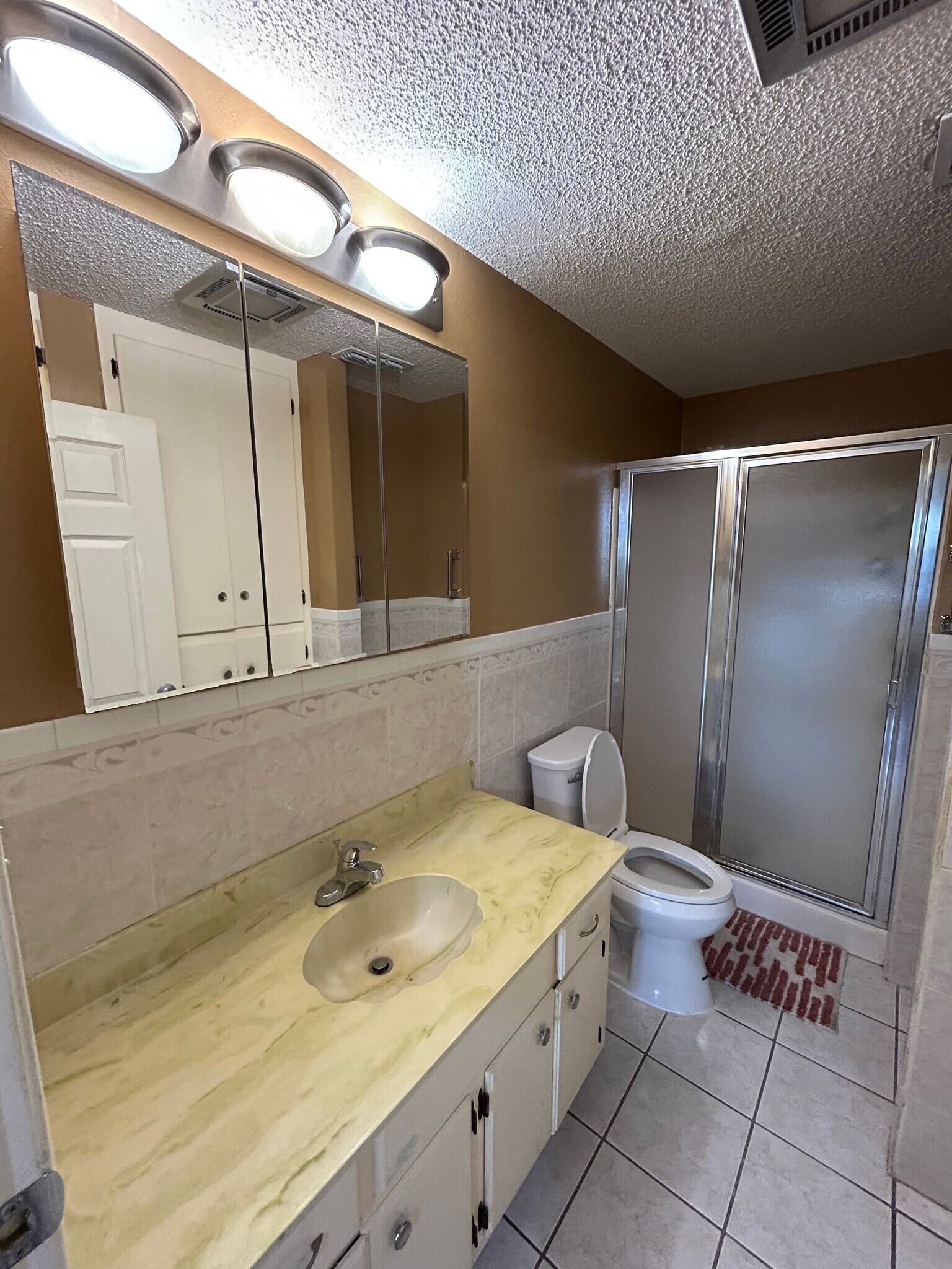 Building Photo - 700 W Fern Ave