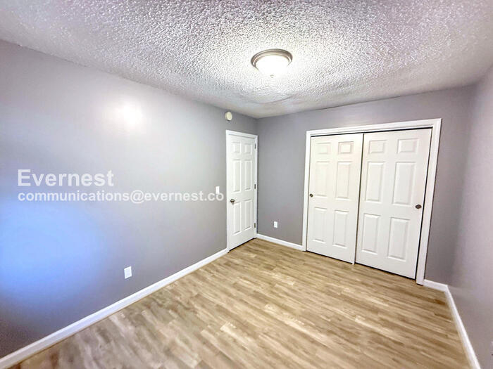 Building Photo - 2225 Cheshire Dr