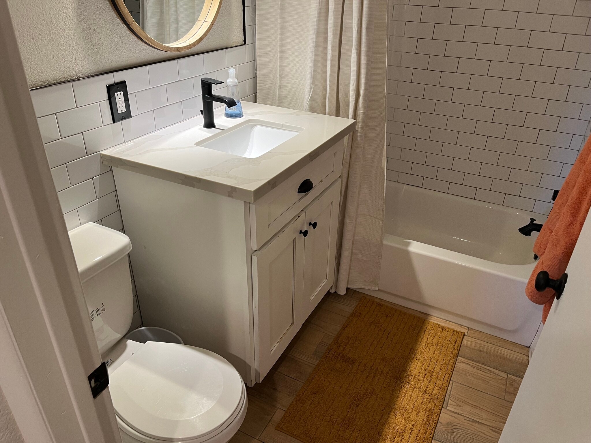 Front guest bath - 2844 E Edison St