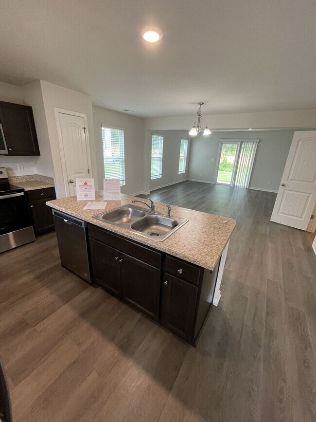 Building Photo - 3 Bedroom 2.5 Bath Town home