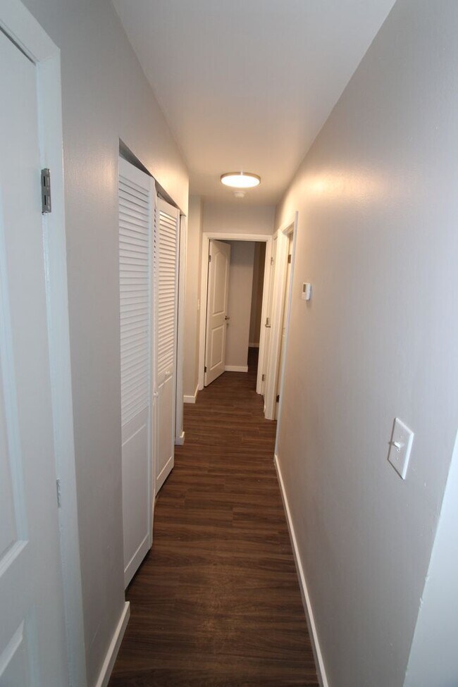 Building Photo - 4 bedroom 1 bathroom SF House