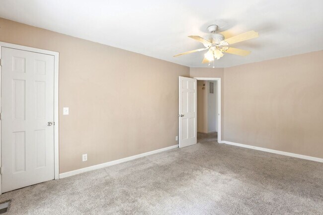 Building Photo - 102 Country Club Villa Dr