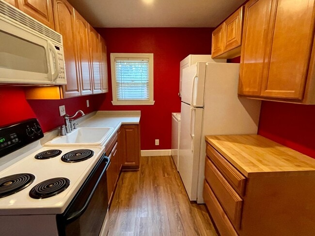 Building Photo - Charming 1BR Cottage | Private Cul-de-Sac & Wrap-Around Porch