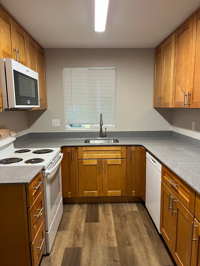 Kitchen 2 bedroom - Hillcrest Townhouse Apartments