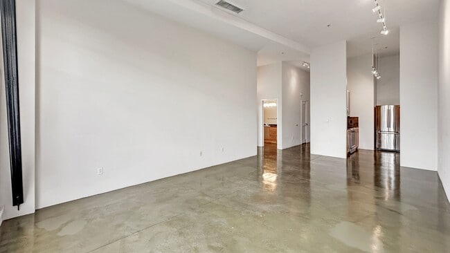 Building Photo - Authentic Loft Living in an Emeryville Landmark