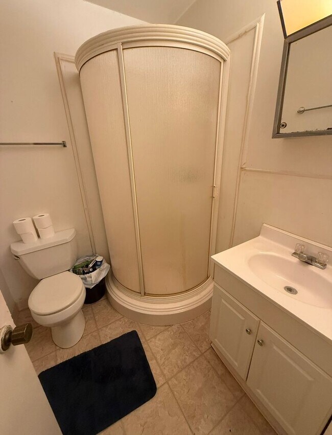 Building Photo - 4460 Hillcrest Dr