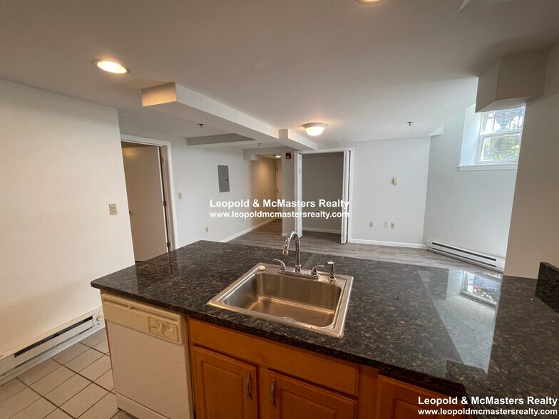 Building Photo - 131 Park Dr