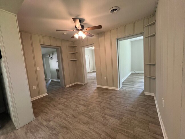 Building Photo - 2 Bedroom 1 Bath