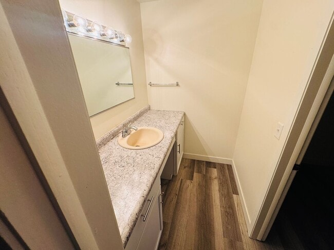 Building Photo - Spacious 2-Bedroom Apartment