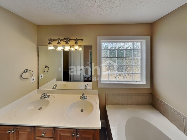 Building Photo - 2140 Aberdeen Cir