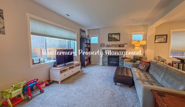 Building Photo - Gorgeous, Spacious 4 bed Home, CK Schools, LARGE fully fenced yard - A/C, close to trails and more!