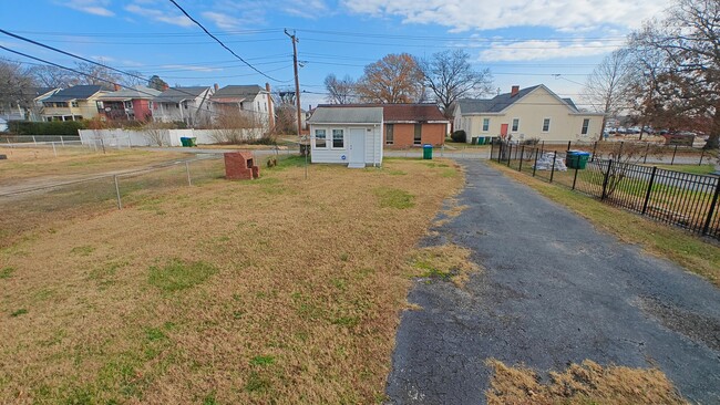 Building Photo - 3 BR / 1 BA Renovated Three Bedroom Ranch-...