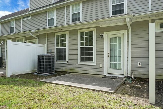 Building Photo - 215 Hemingway Cir