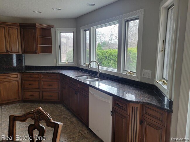 Building Photo - 6927 Northpoint Dr