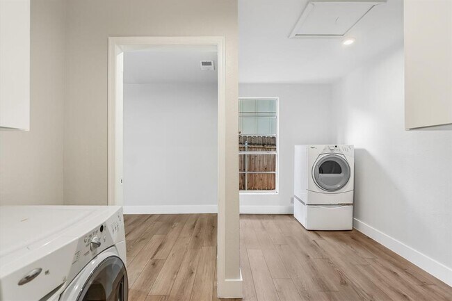 Building Photo - 736 Wales Way