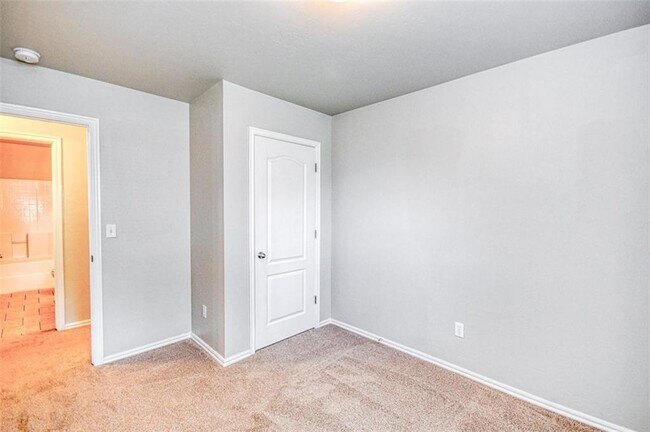 Building Photo - 4801 SE 77th St