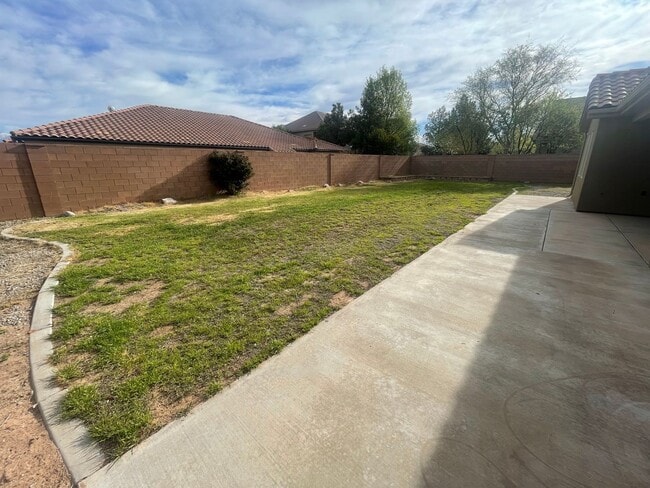 Building Photo - Great home and Pet Friendly!!  ADA tub/shower