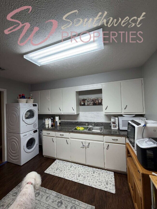 Building Photo - 3 bedroom 1 bath with large bedrooms! Easy walk to campus!